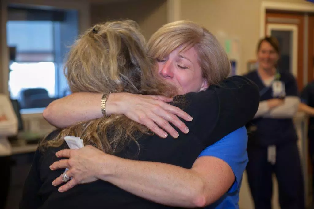 Kuehn abraza a Terrie Dagenhart, una de las enfermeras principales que la atendió y se mantuvo en contacto después de ser dada de alta de Baylor Plano.
