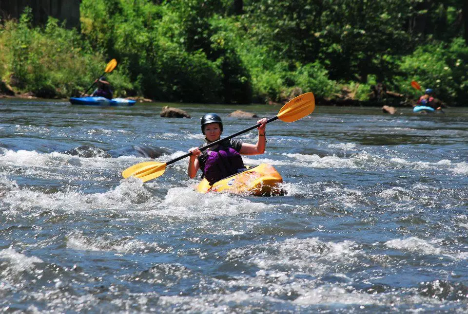 Sol y sonrisas mientras la sobreviviente de linfoma Candice Stinnett disfruta de un día de kayak