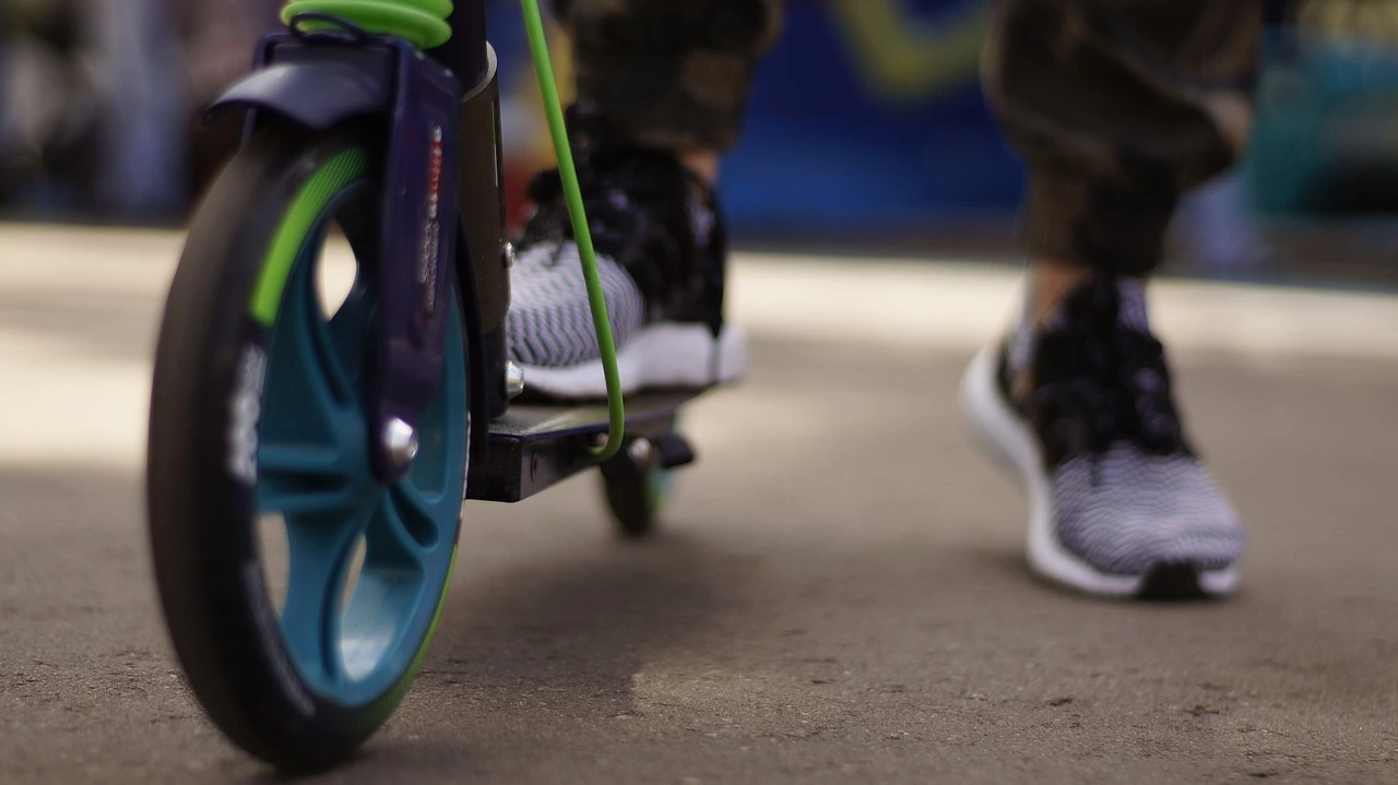 Los peligros a los que te enfrentas por no llevar casco en patinete