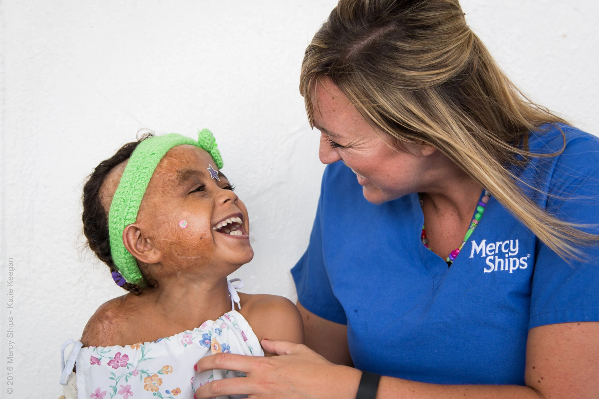 ©2016 Mercy Ships - Crédito de la foto Katie Keegan - La enfermera de sala Nikki VERMEER (EE. UU.) juega con un paciente en la cubierta 7