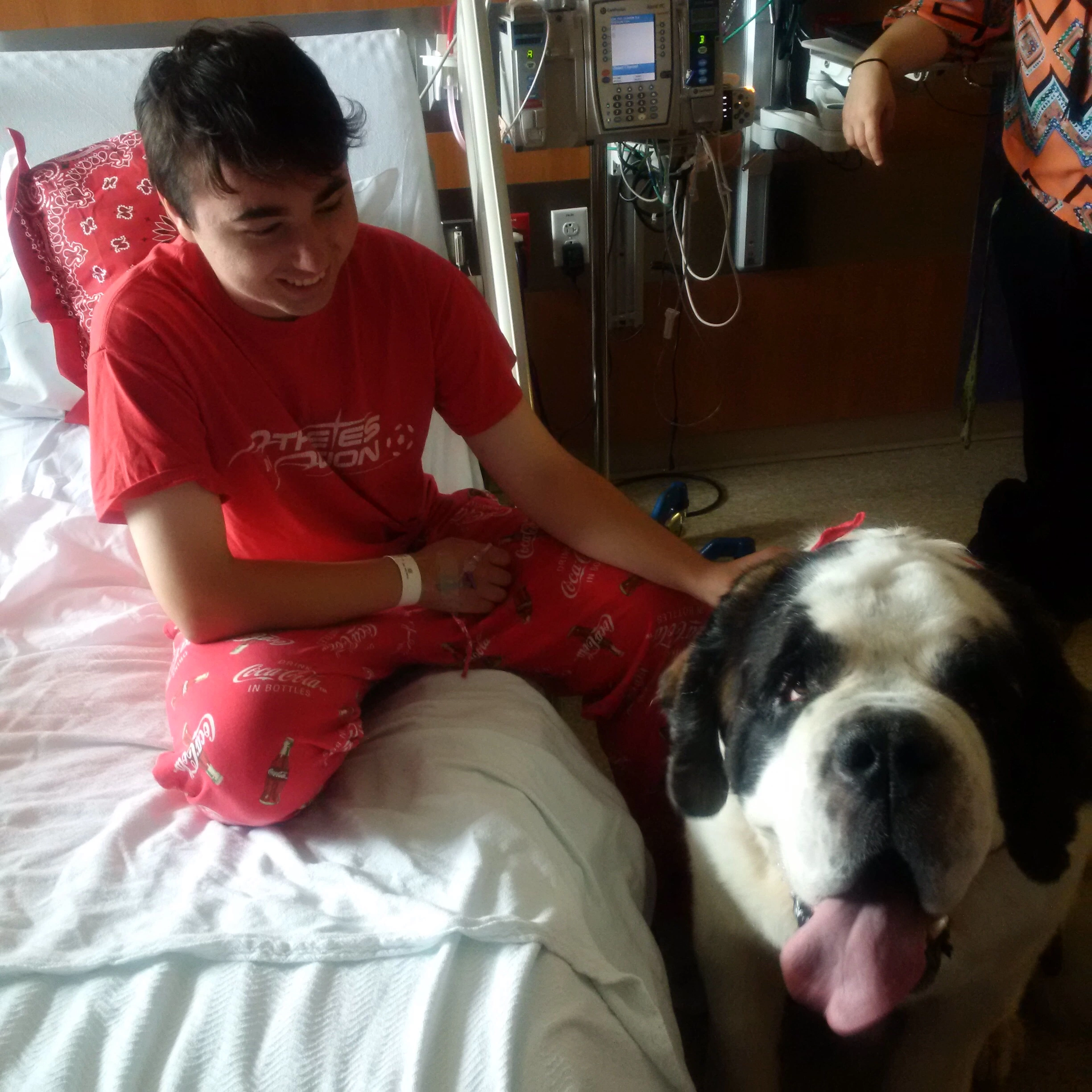 Daniel recibe la visita de uno de los perros de terapia en McLane Children's