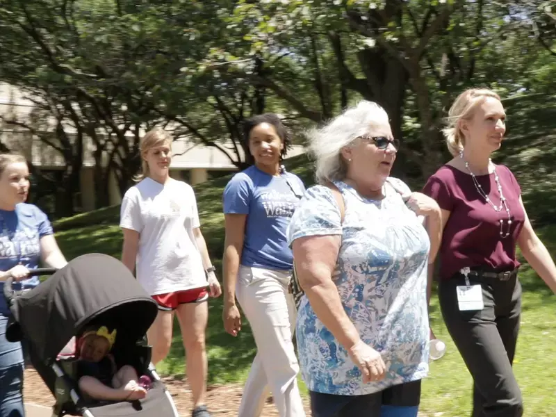 Kathy-Floyd-caminar-con-un-doc