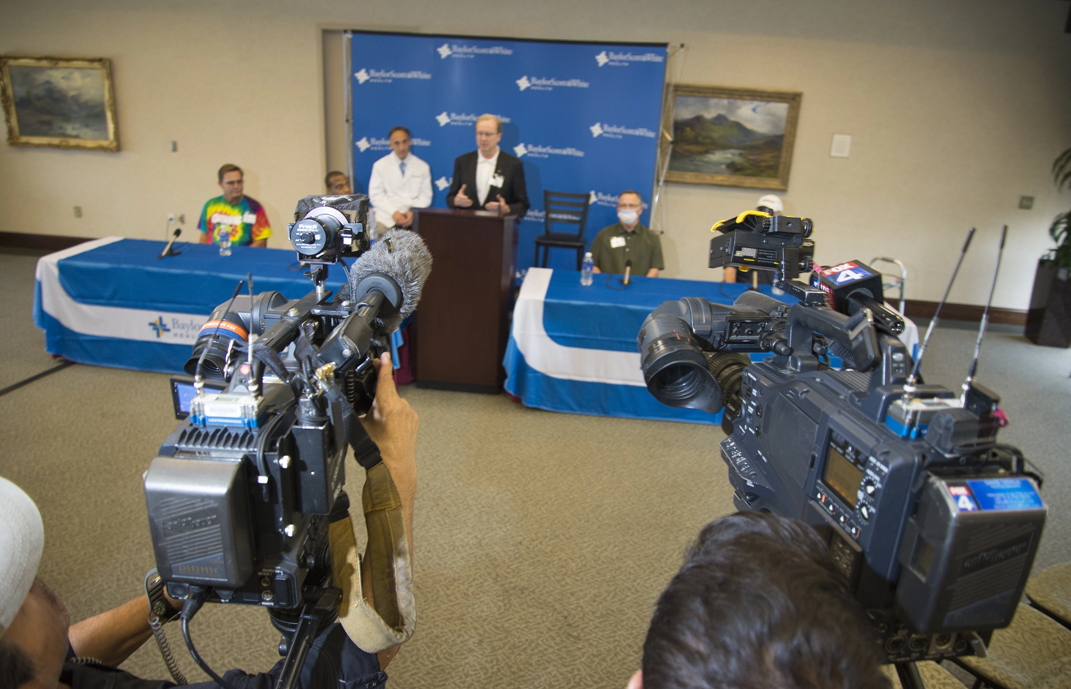 Media joins transplant leadership and organ recipients at Baylor Dallas for a press conference celebrating milestone in transplant history for the Baylor Simmons Transplant Institute.