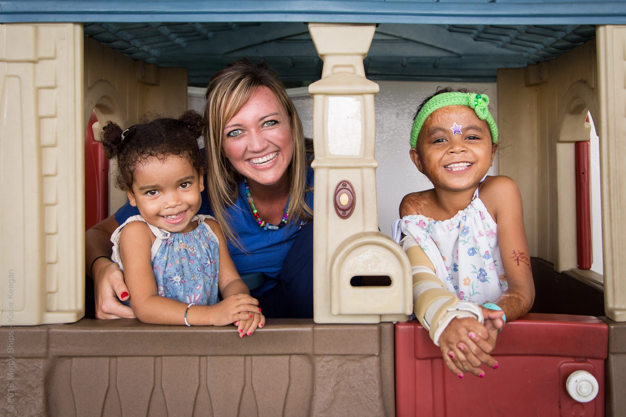 ©2016 Mercy Ships - Photo Credit Katie Keegan - Ward Nurse Nikki VERMEER (USA) plays with patients on Deck 7