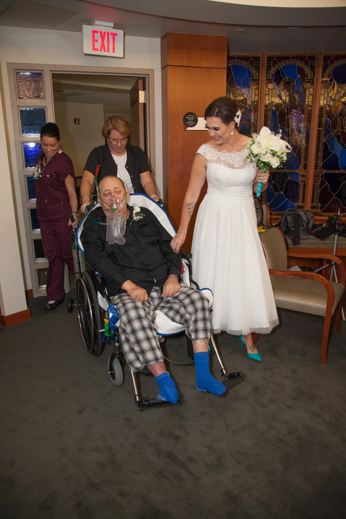 el suegro lleva a la novia por el pasillo