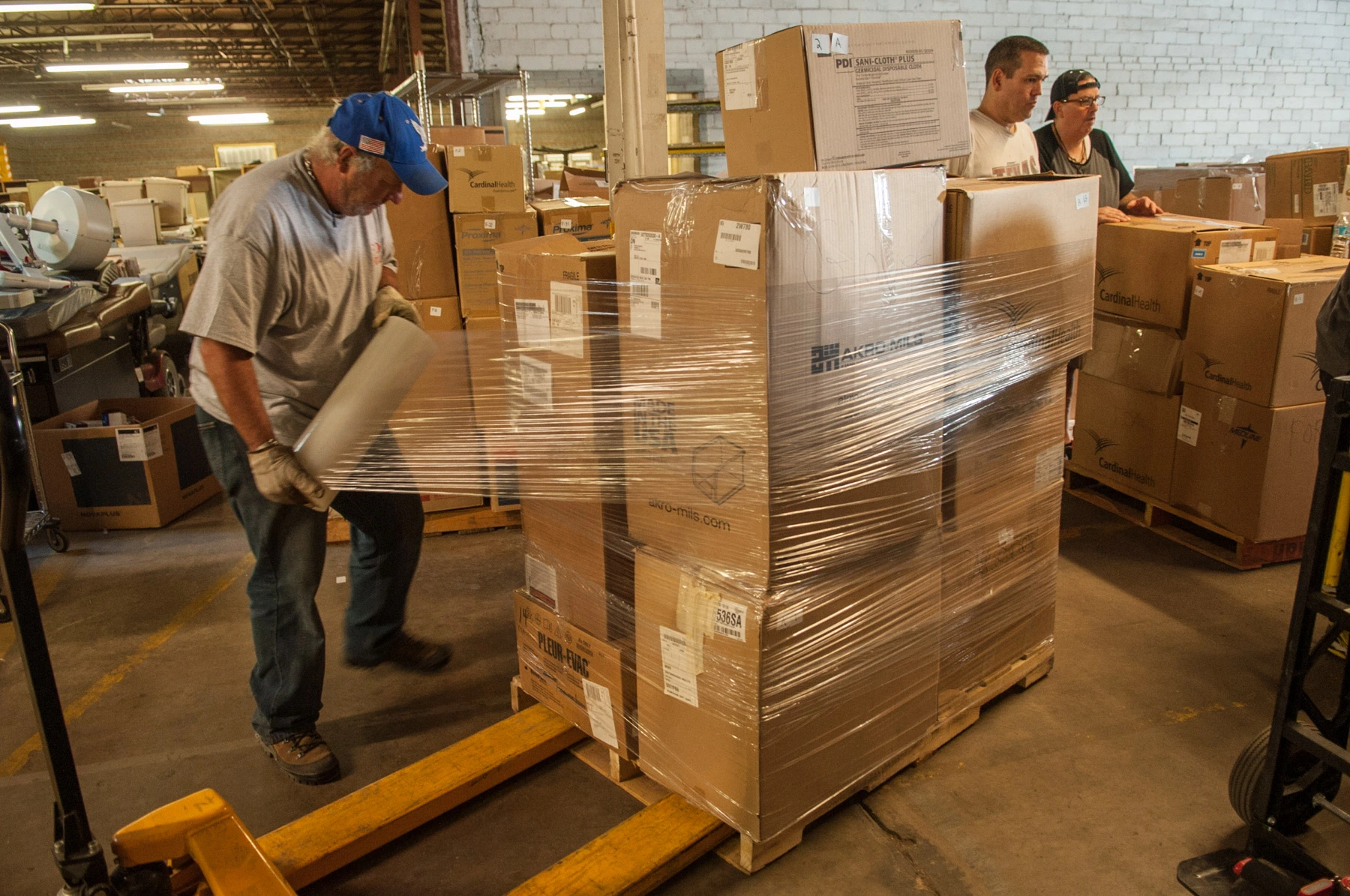 Las cajas de suministros y equipos necesarios se paletizan antes del envío a Hungría.