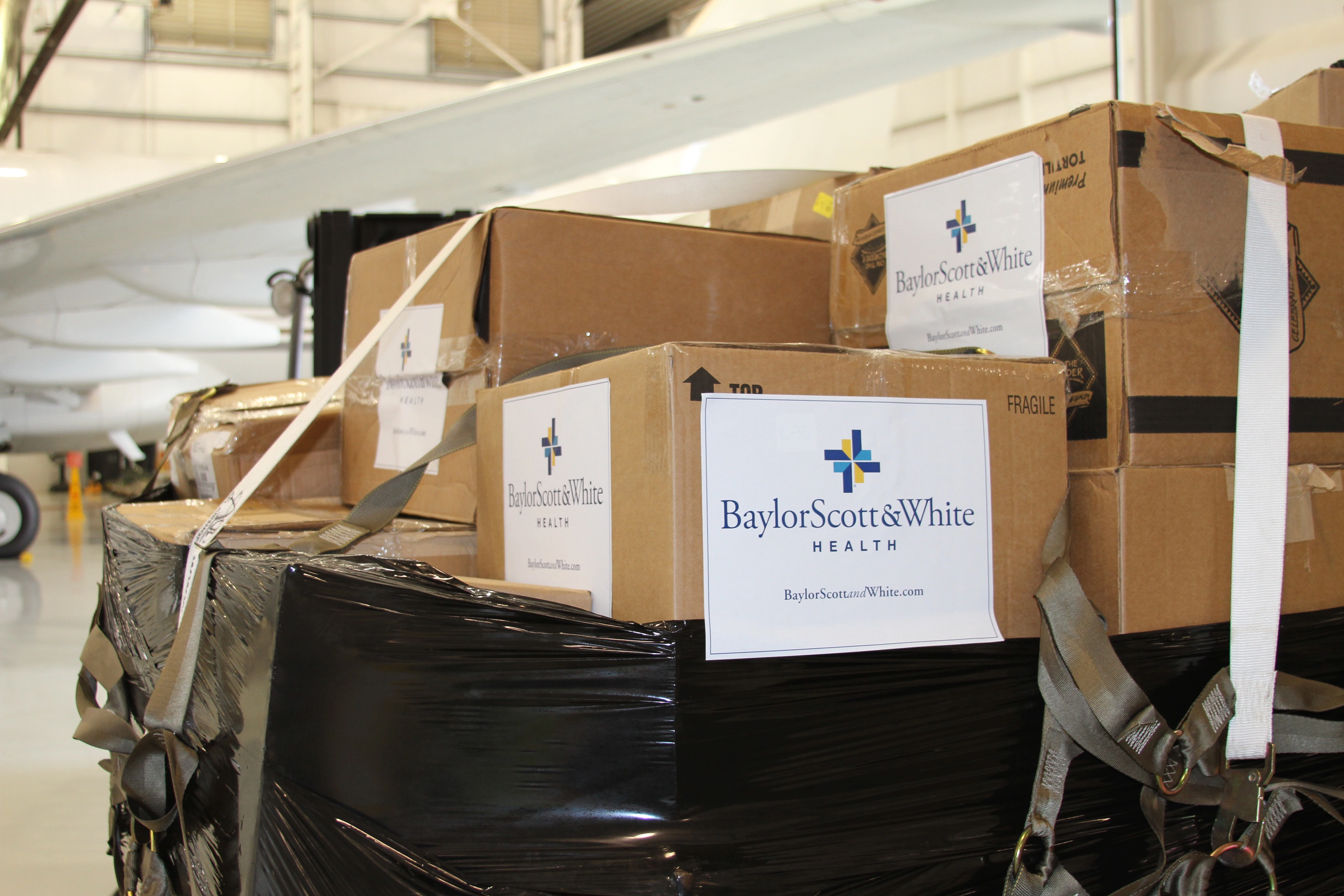 Las cajas llenas de suministros vitales se preparan para el transporte.