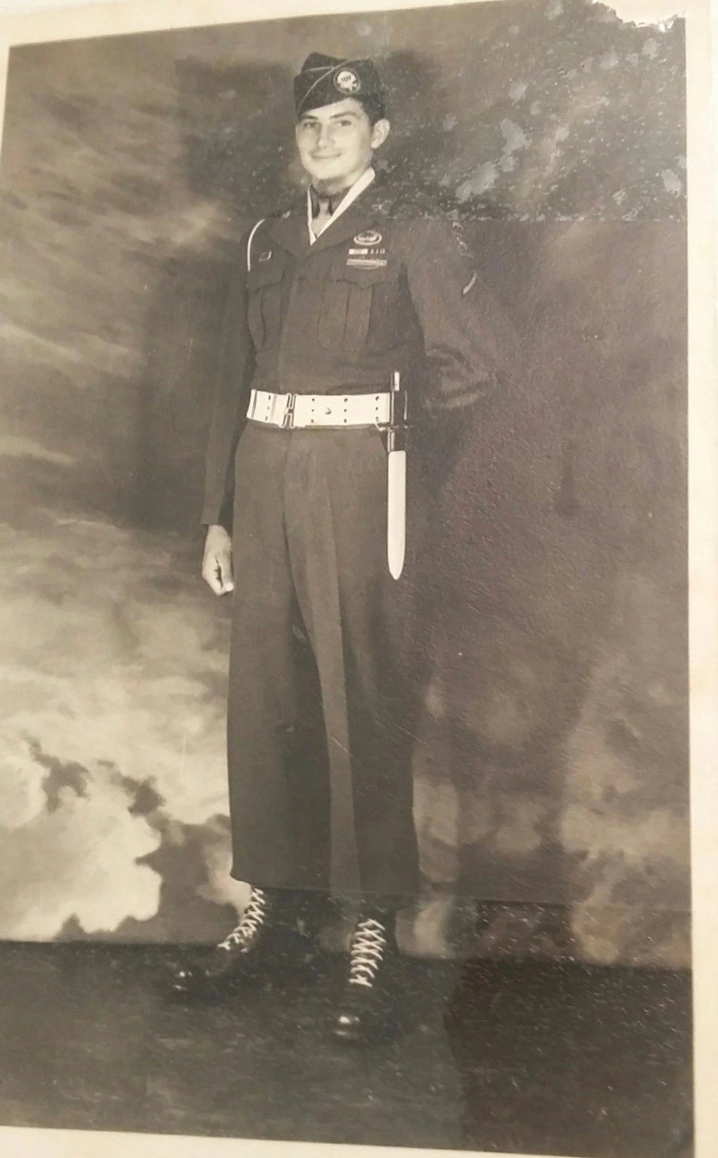 Harris con su uniforme del ejército en 1945.