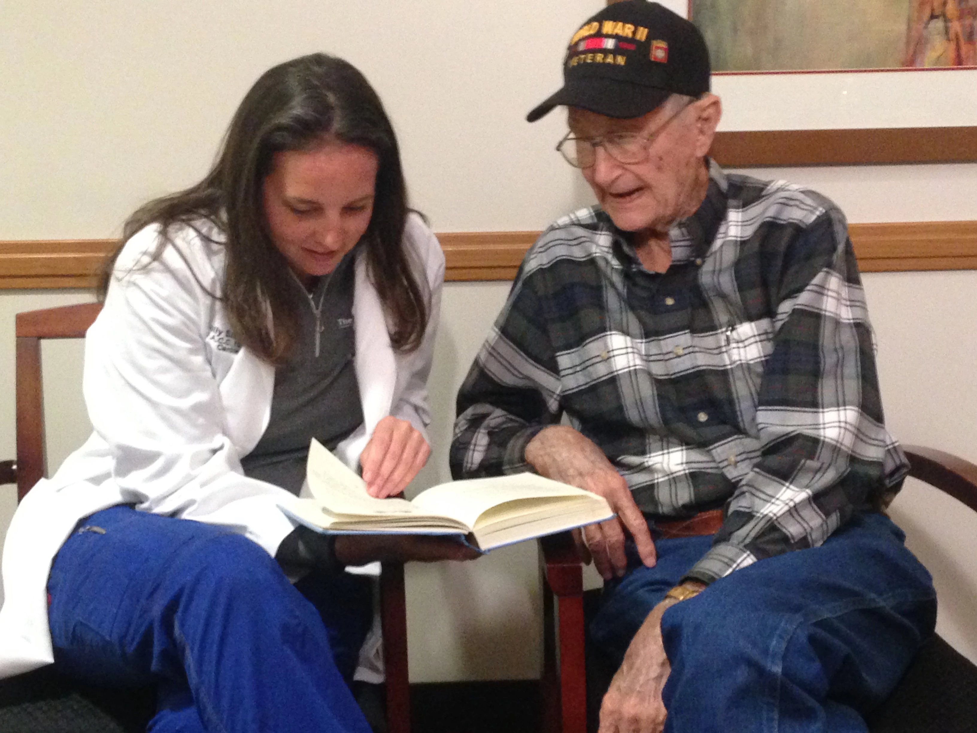 Dr. Szerlip mirando el libro de la Segunda Guerra Mundial con el Sr. Harris