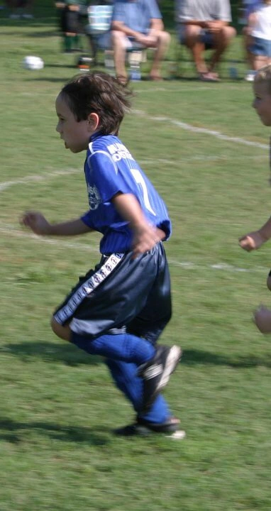 Daniel jugando fútbol de niño