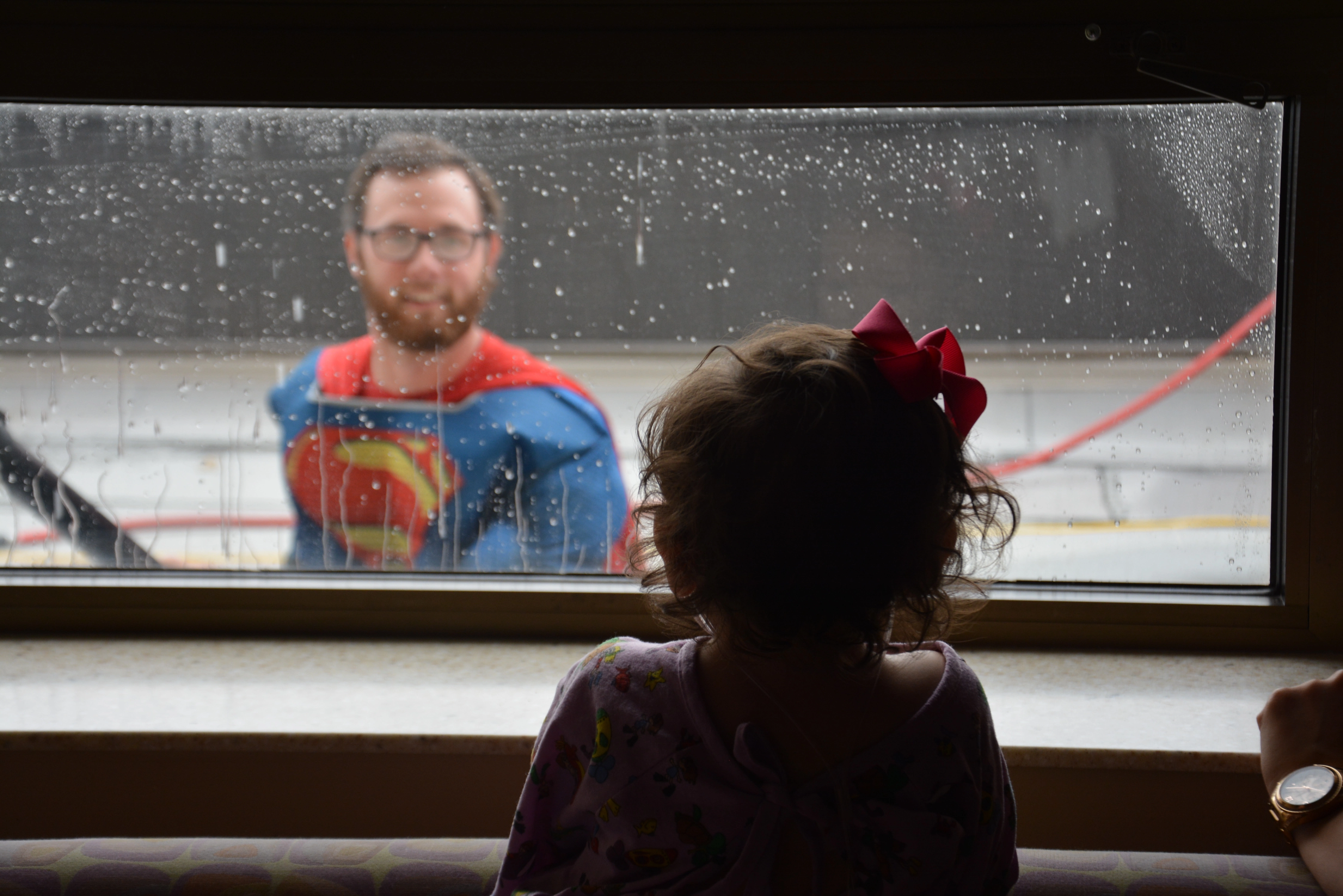 Los limpiadores de ventanas de superhéroes traen una súper sorpresa a los  pacientes jóvenes