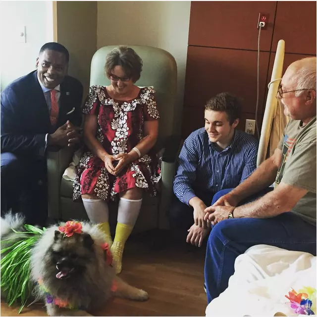 El alcalde de Plano visita a los pacientes del hospital junto con las mascotas de terapia